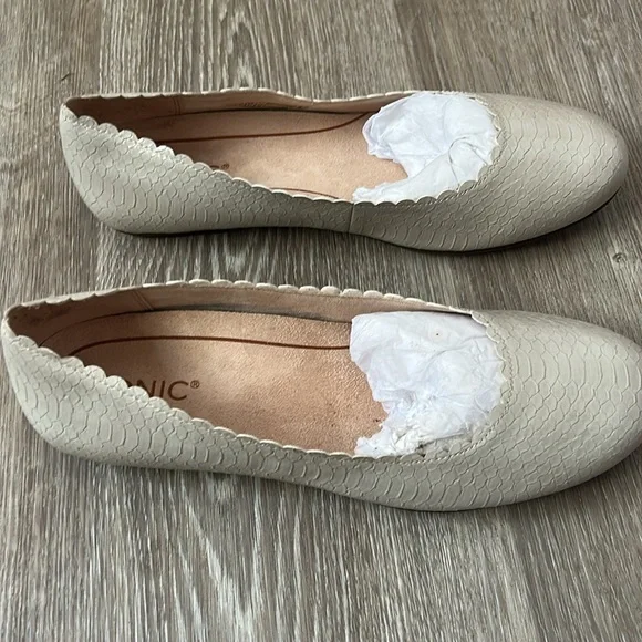 Vionic Cream Flats Timeless Comfort - Picture 3 of 4